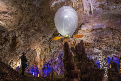 France, Gard (30), Méjannes-le-Clap, grotte de La Salamandre, découverte de la grotte en Aéroplume®, un ballon dirigeable individuel gonflé à l'hélium qui permet de s'envoler en battant des ailes