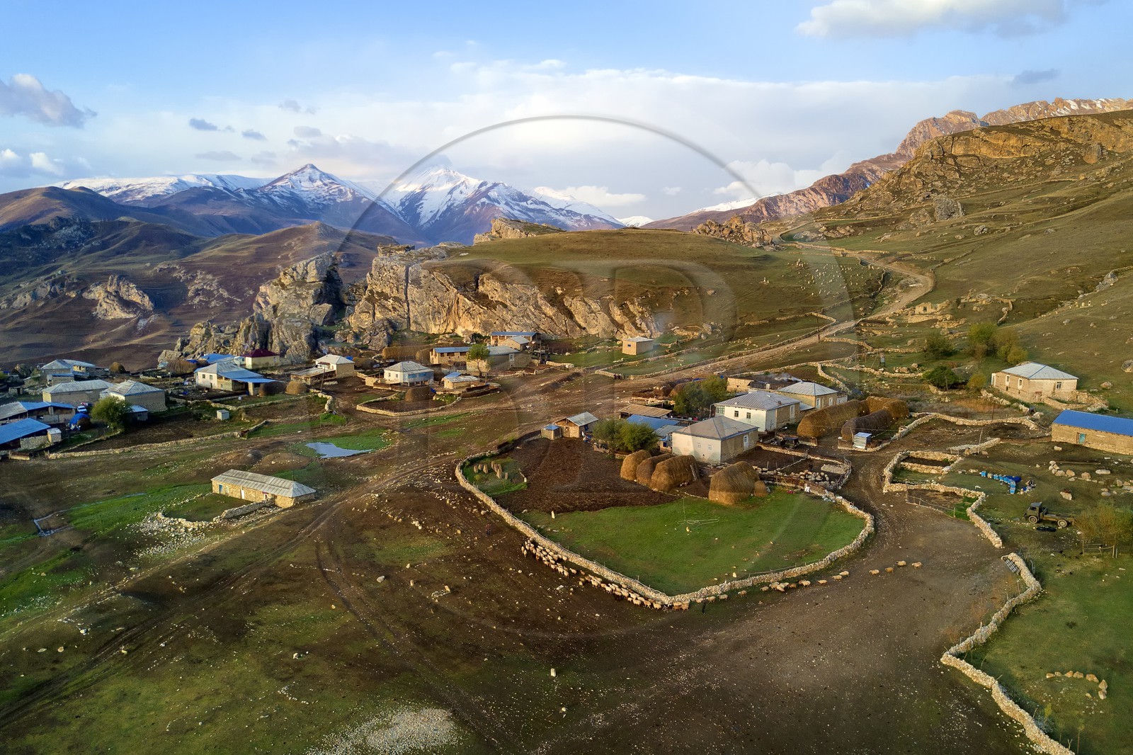 Azerbaïdjan, région de Quba (Guba), chaine de montagne du Grand Caucase, village de Giriz à l'aube (vue aérienne)