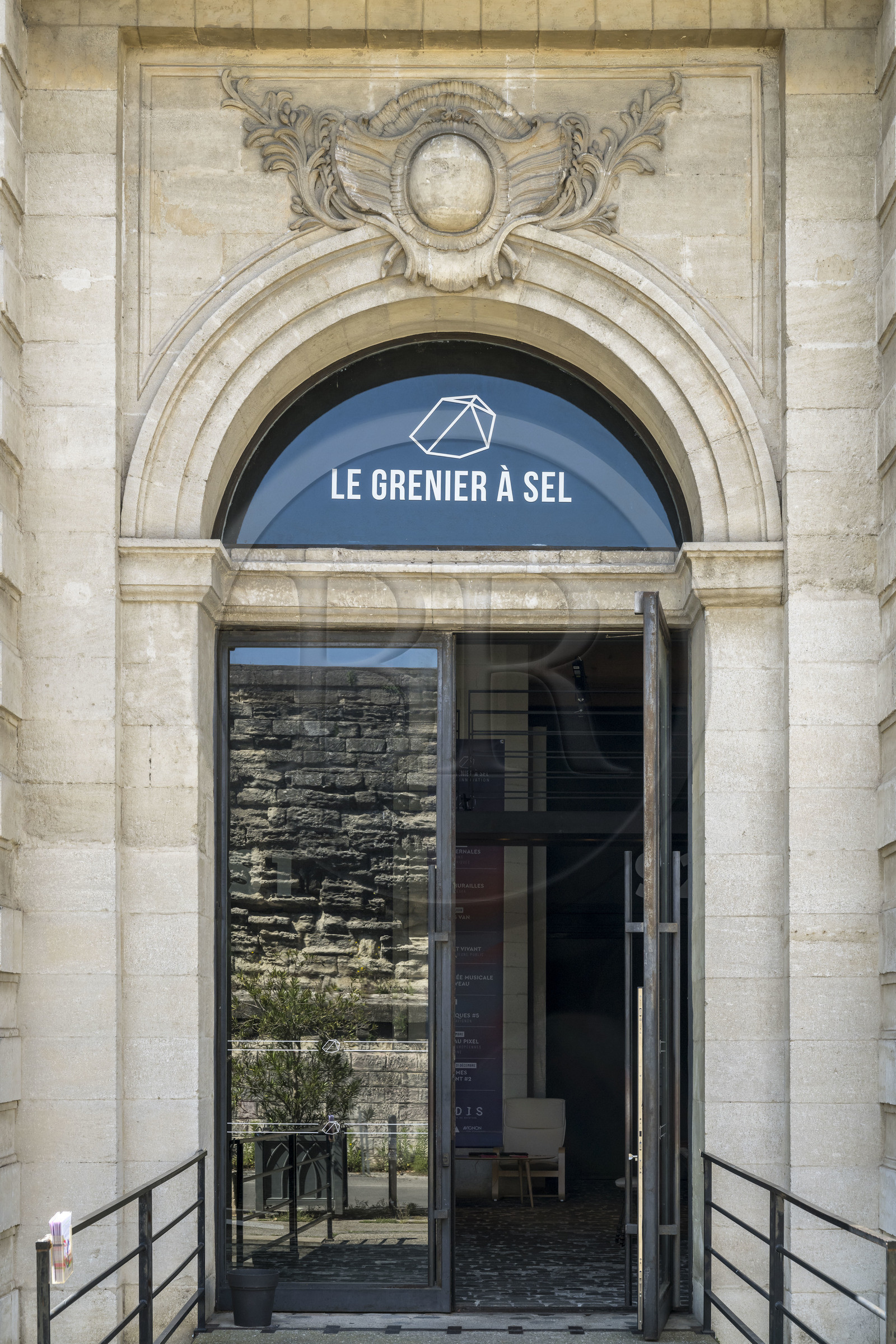 France, Vaucluse (84), Avignon, le grenier à sel devenu lieu consacré à la rencontre entre art et innovation avec une programmation pluridisciplinaire dans le champ des arts visuels et des arts vivants