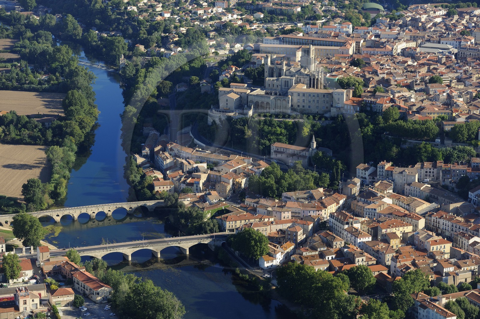 France, Hérault (34), Béziers avec la cathédrale Saint Nazaire et la rivière Orb (vue aérienne)