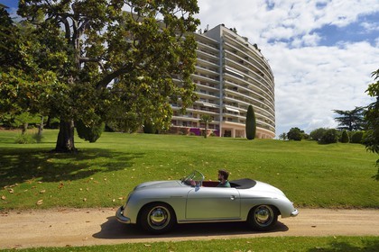 France, Alpes-Maritimes (06), Cannes, Super-Cannes, Porsche Speedster 356 décapotable de collection devant la résidence Saint-Michel Valetta où Francois Truffaut a tourné plusieurs scènes de La Mariée était en Noir avec Jeanne Moreau