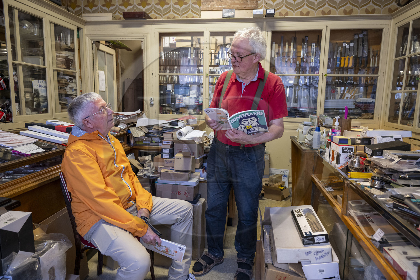 France, Côte-d'Or (21), Dijon, zone classée Patrimoine Mondial de l'UNESCO, place Bossuet, la Coutellerie de Langres, une boutique quincaillerie et plus, hors du temps et établie dans la maison natale de l'écrivain français Bossuet,elle est tenue par l’érudit Michel Pernod ici en compagnie du journaliste Gérard Bouchu, rédacteur en chef du magazine Pompon et Bingbang, deux regards décalés sur la vie culturelle et gastronomique de Dijon et sa région