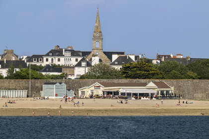 France, Morbihan (56), Port-Louis, la Grande Plage de Port-Louis au pied des remparts