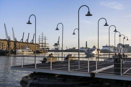 Italie, Ligurie, Gênes, la promenade romantique au bout du quai du Porto Antico (Vieux Port) et le phare de la Lanterna qui domine le port de commerce en arrière plan