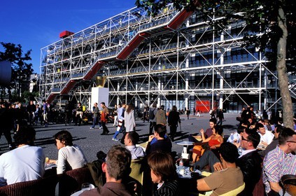 France, Paris (75), terrasse de café devant le centre Georges Pompidou