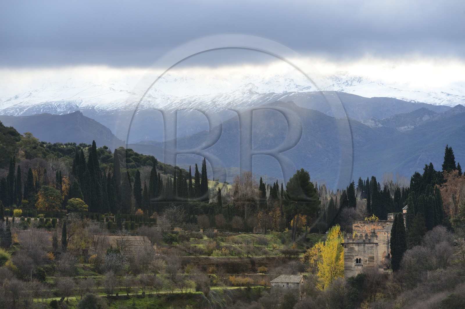 Espagne, Andalousie, Grenade, l'Alhambra, classé Patrimoine Mondial de l'UNESCO, et les montagnes de la Sierra Nevada