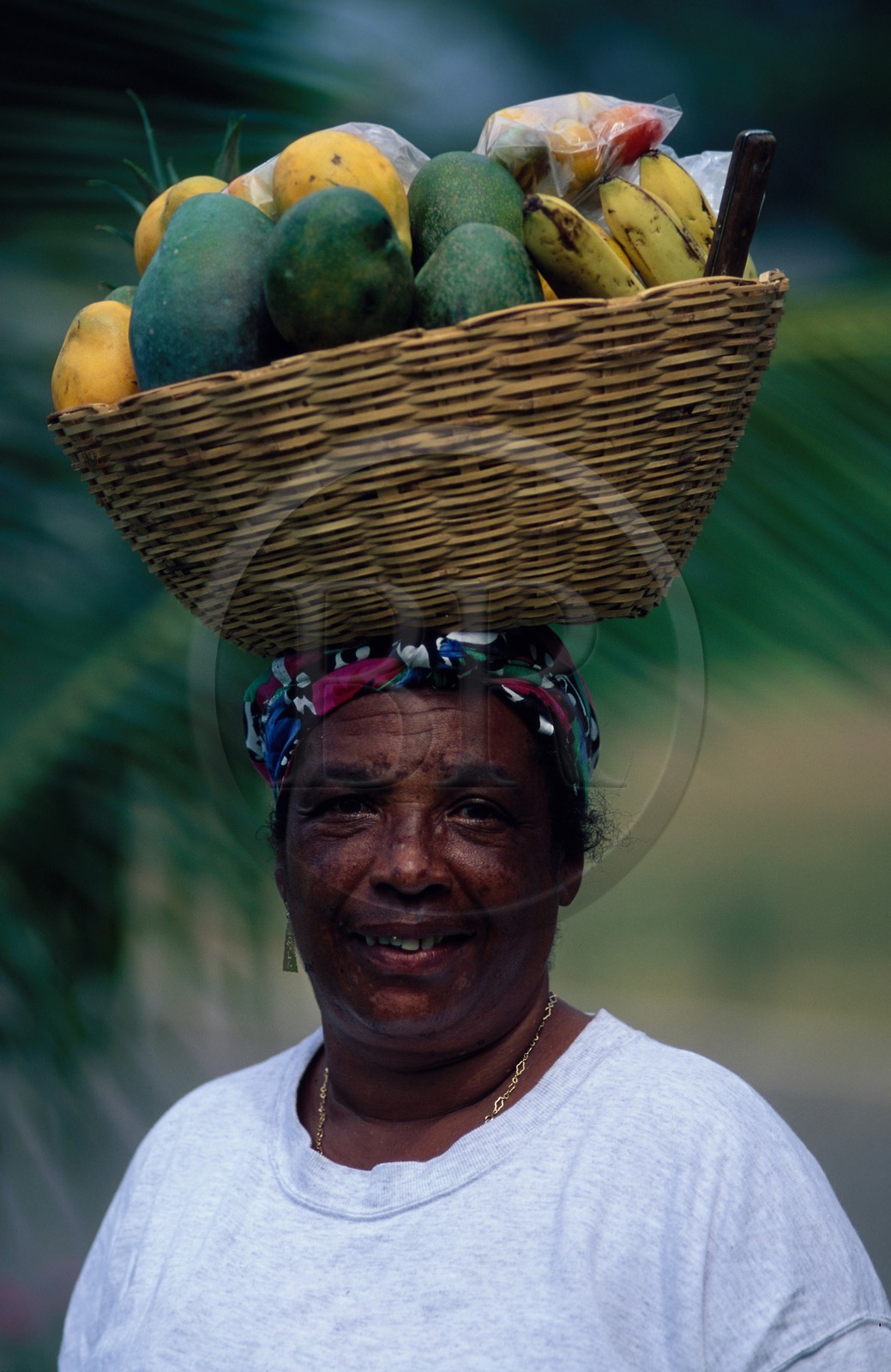 Jamaïque, vendeuse de fruits sur la plage de Negril