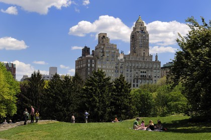 Etats-Unis, New York, Manhattan, Central Park, farniente  le dimanche sur une pelouse vers l'Upper East Side