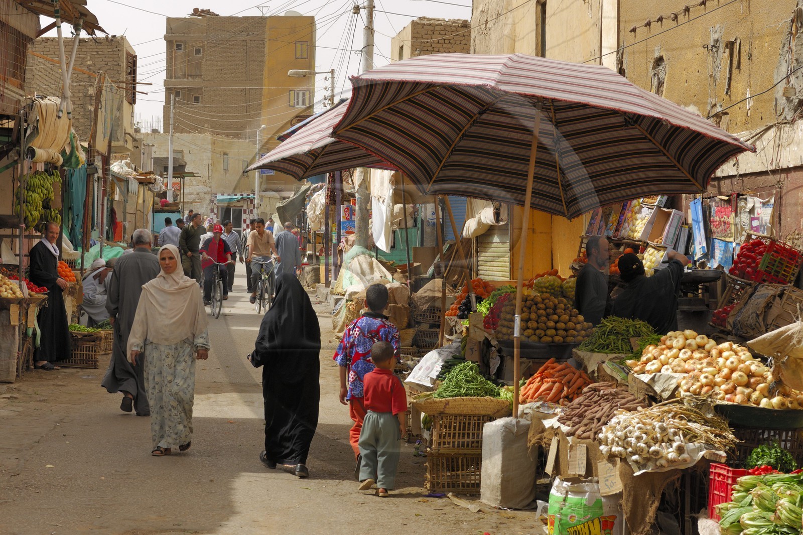 Egypte, Haute Egypte, désert libyque, oasis de Kharga, souk de la ville de Kharga