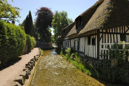 France, Seine-Maritime (76), le village de Veules-les-Roses est traversé par la Veules fleuve célèbre pour la faible longueur de son cours (1 100 m)