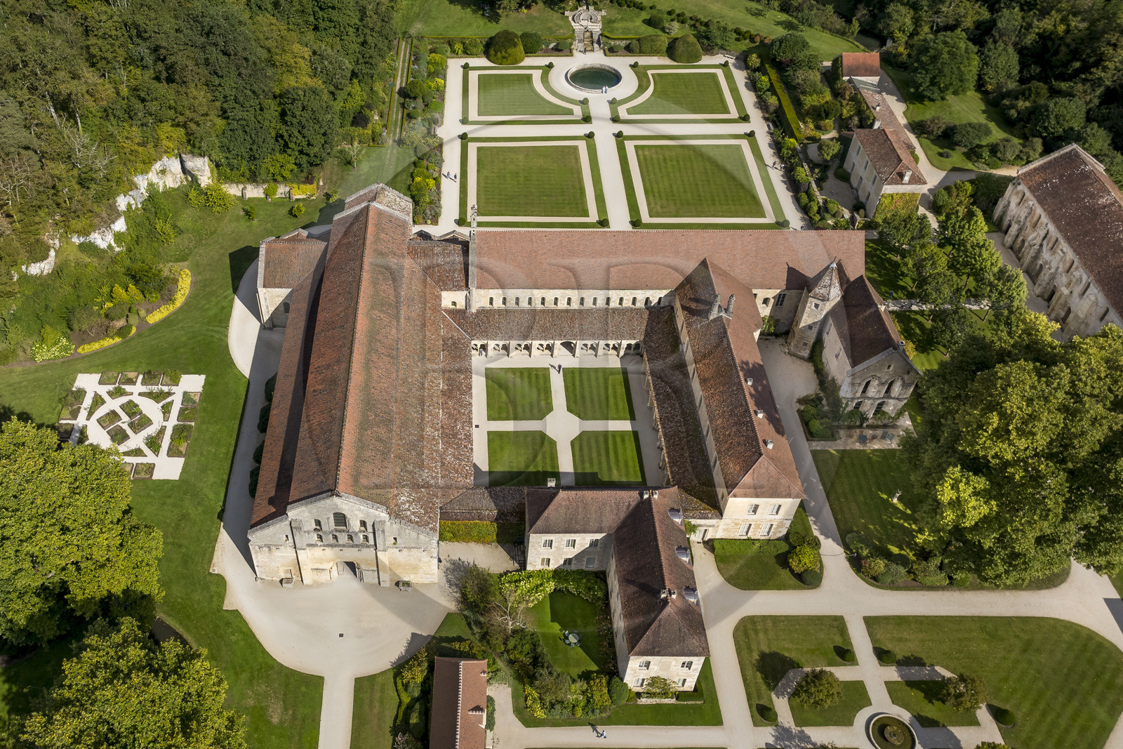 France, Côte-d'Or (21), Marmagne, l'abbaye cistercienne de Fontenay fondée en 1118, classée au Patrimoine Mondial de l'UNESCO (vue aérienne)
