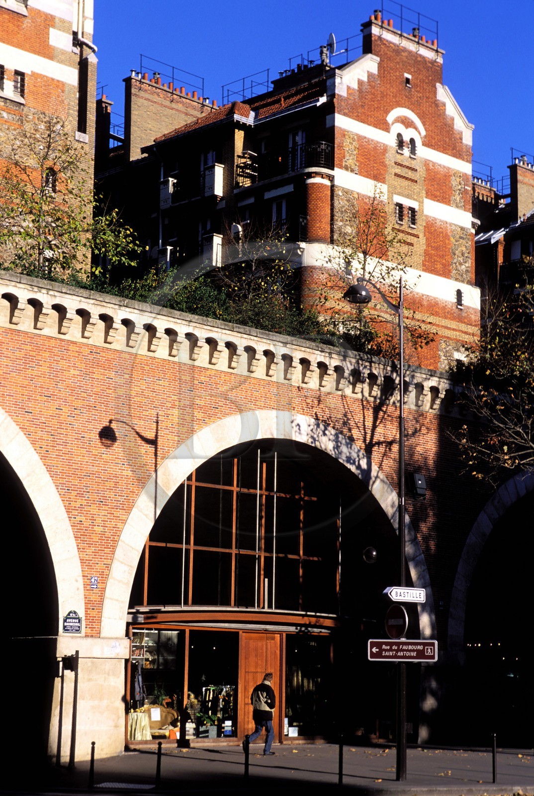 France, Paris (75), la promenade plantée avenue Daumesnil sur le Viaduc des Arts
