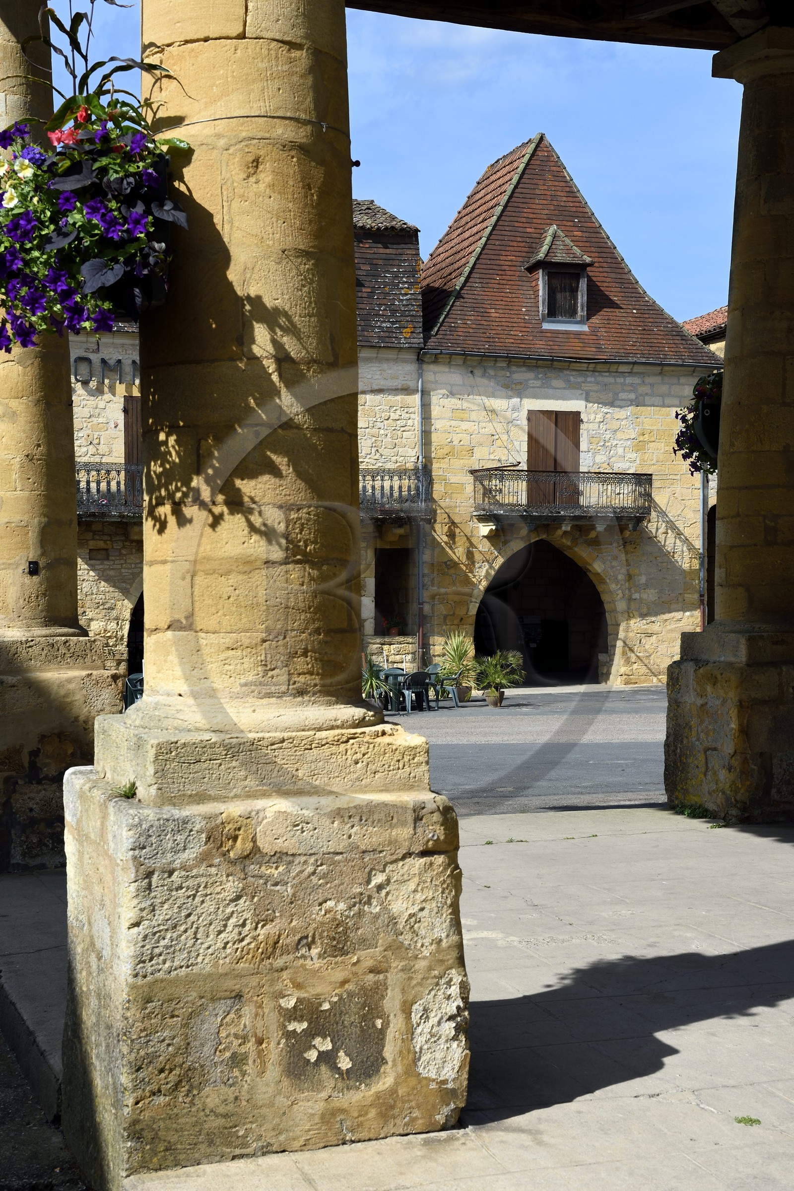France, Dordogne (24), Périgord Noir, Villefranche-du-Périgord, La halle et ses colonnes toscanes, en arrière plan des maisons sur arcades