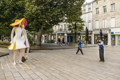 France, Charente-Maritime (17), Rochefort, la place Colbert est le coeur historique de la ville, statues représentant les Demoiselles de Rochefort avec Catherine Deneuve et Françoise Dorléac réalisées par l'artiste Franck Ayroles