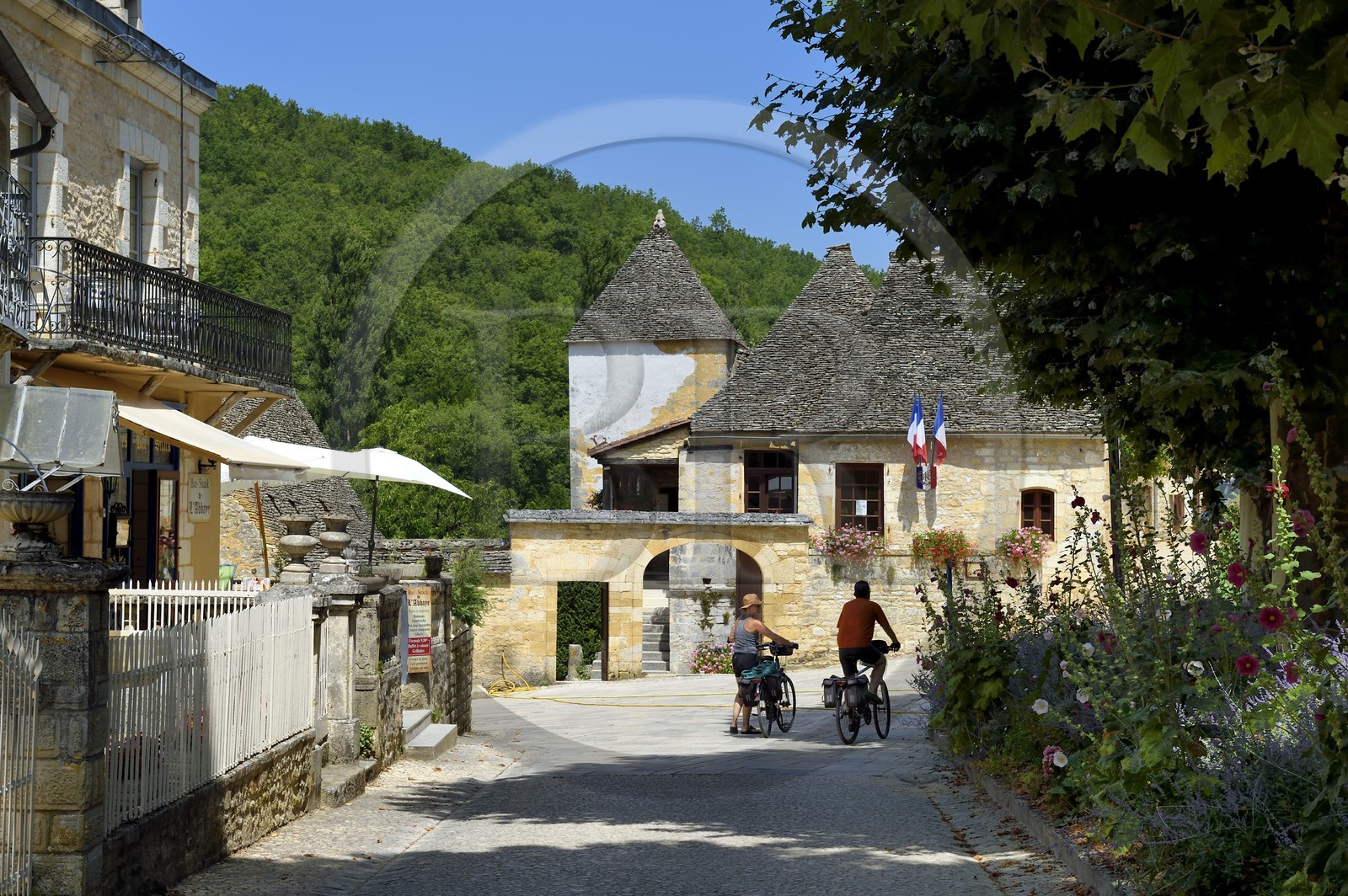 France, Dordogne (24), Périgord Noir, Saint-Amand-de-Coly, labellisé Les Plus Beaux Villages de France, la mairie en arrière plan