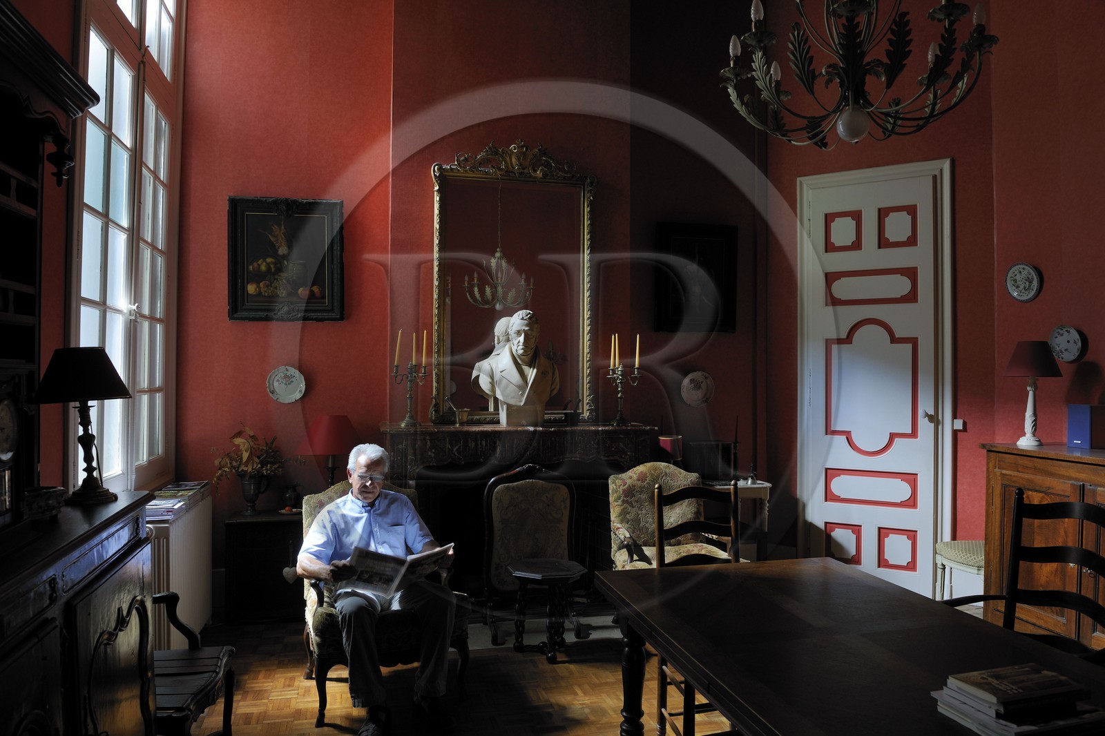 France, Hérault (34), Montpellier, centre historique, l'Ecusson, hôtel particulier Montcalm, François Castan actuel propriétaire et buste de son ancètre M. Caizergues qui avait racheté l'hôtel