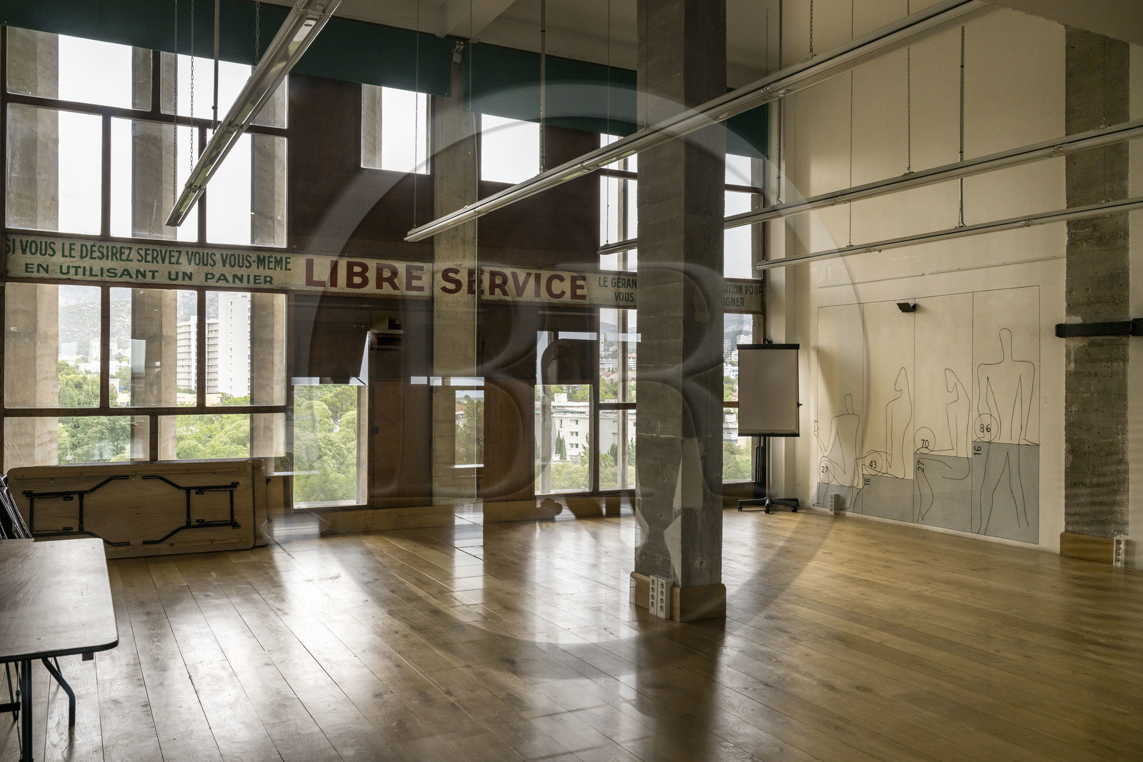 France, Bouches-du-Rhône (13), Marseille, oeuvre architecturale de Le Corbusier, classée Patrimoine Mondial de l'UNESCO, la Cité Radieuse par l'architecte Le Corbusier, le déambulatoire entre le 3e et le 4e étage et ses commerces, l'ancien magasin d’alimentation (pensé en libre-service, avec mode d’emploi peint à même le mur)