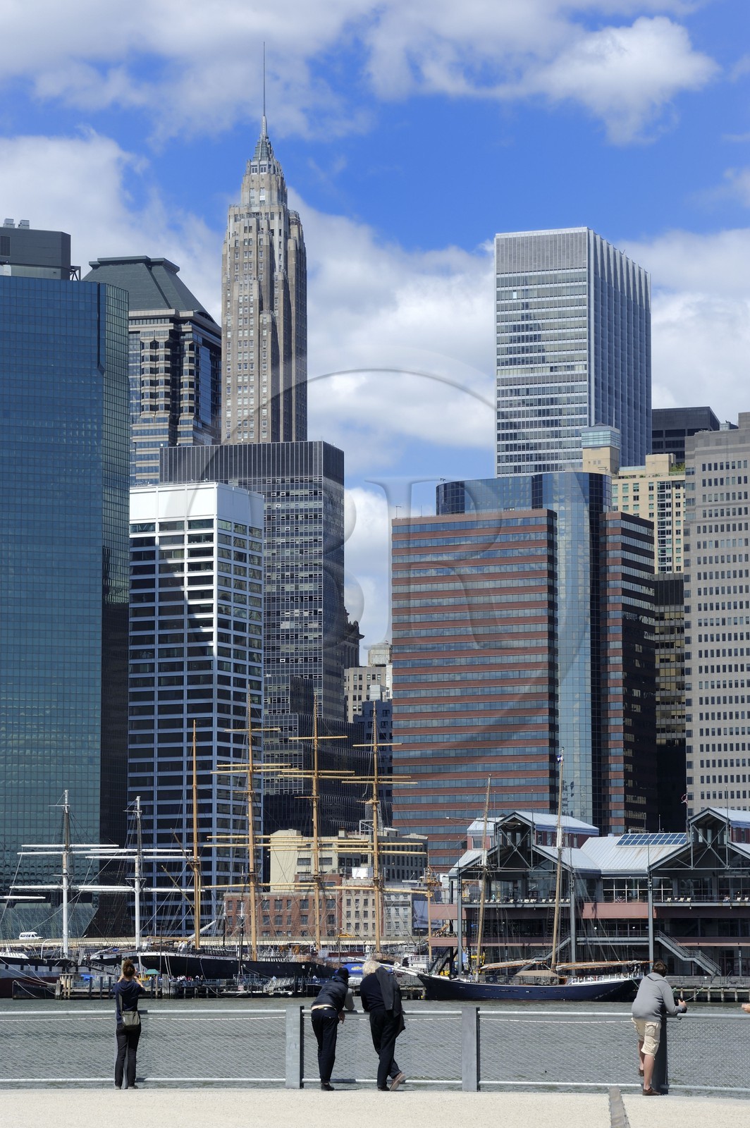 Etats-Unis, New York, Downtown Manhattan, l'East River devant South Street Seaport vue de la Promenade à  Brooklyn