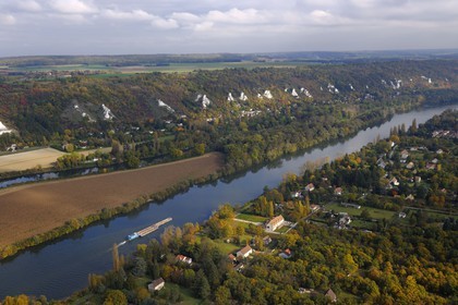 France, Val-d'Oise (95), péniche sur la Seine en amont de la Roche Guyon à Chantemesle, île de Haute-isle en premier plan et les falaises qui longent la Route de la Vallée (vue aérienne)