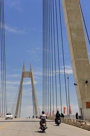 Vietnam, Haiphong, le nouveau pont suspendu à l'entrée de la ville