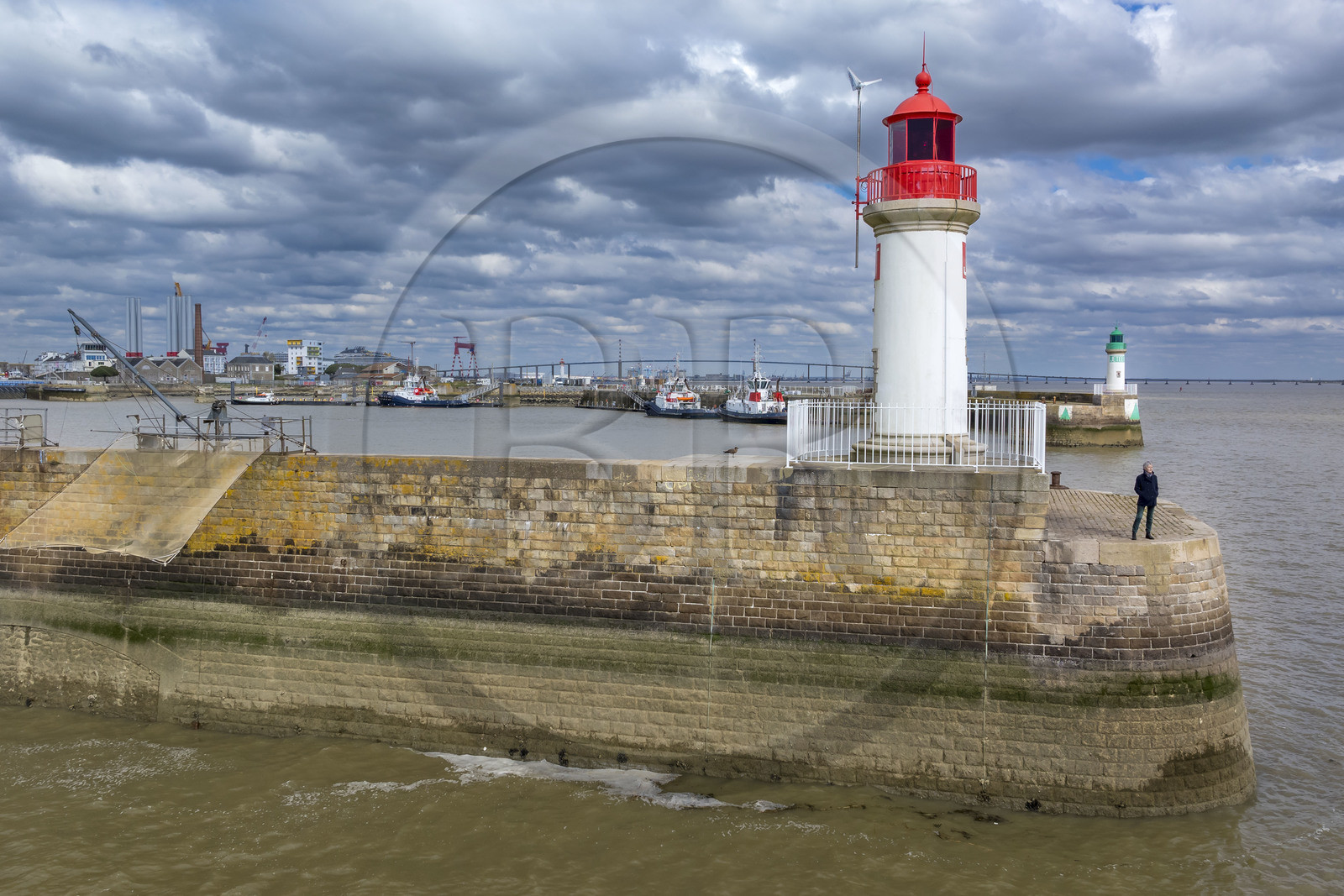 France, Loire-Atlantique (44), Saint-Nazaire, le phare de la jetée ouest sur la pince de crabes (surnom donné à l'entrée Sud au bassin portuaire par les deux jetées)(vue aérienne)