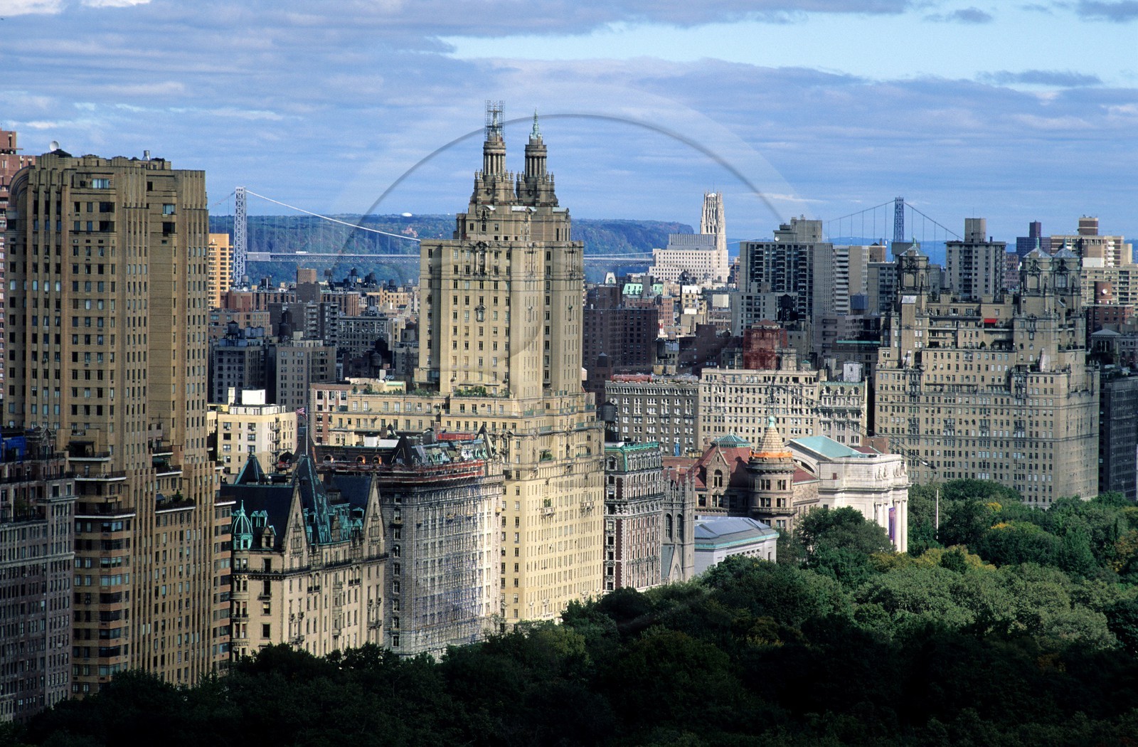 Etats-Unis, New York, Manhattan, Central Park et Upper West Side dont le Dakota Building (toit noir en pente en bordure du parc)