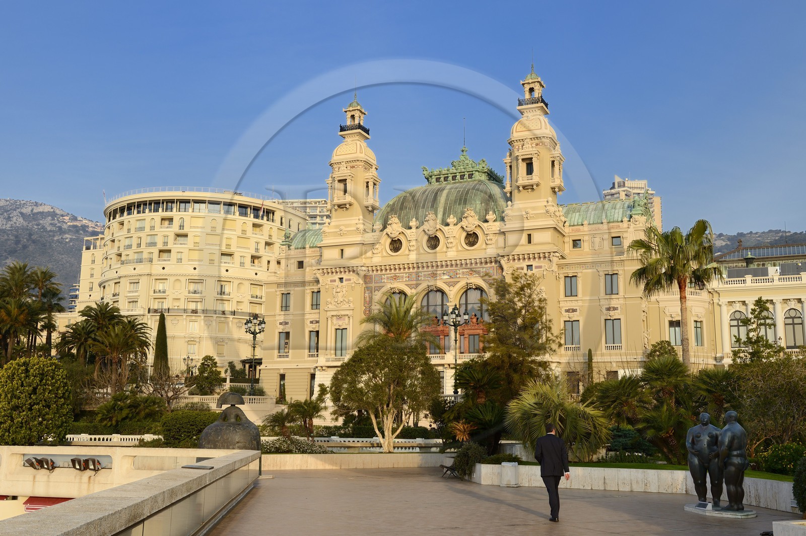 Principauté de Monaco, Monaco, terrasse du jardin du casino de Monte-Carlo, la facade coté mer du casino et de l'Opera conçu par l'architecte Charles Garnier, à gauche l'Hotel de Paris, à droite la sculpture Adam et Eve de Fernando Botero, Mention obligatoire : Société des Bains de Mer de Monaco