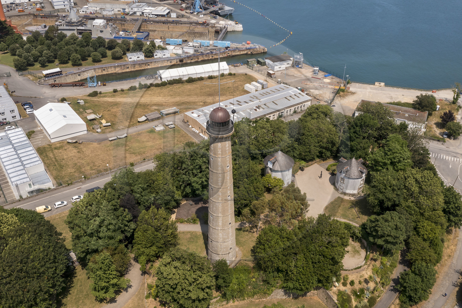 Morbihan (56), Lorient, l’Enclos du port, La tour de la découverte et les installations de Naval Group en arrière plan (vue aérienne)