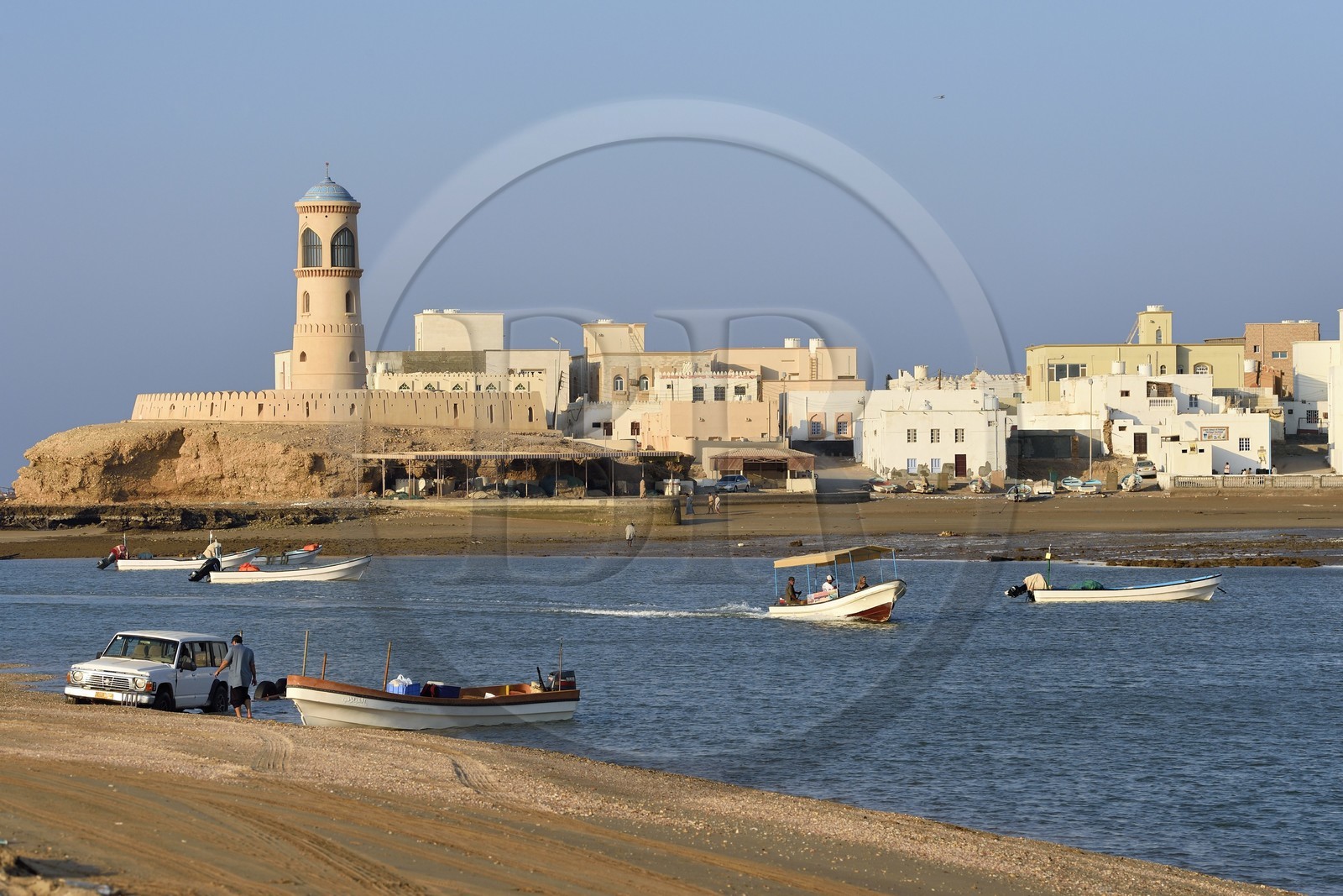 Sultanat d'Oman, gouvernorat de Ash Sharqiyah, ville et port de Sour, le vieux quartier de pêcheurs de Al Ayjah et son phare, pecheurs rentrant au port sur leur barque