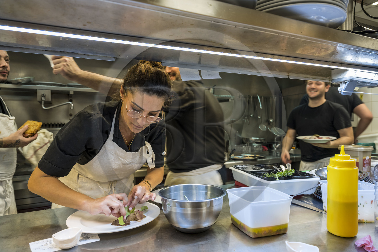 France, Alpes-Maritimes (06), Nice, vieille ville, Virginie Acchiardo, chef du restaurant Chez Acchiardo dans la rue Droite