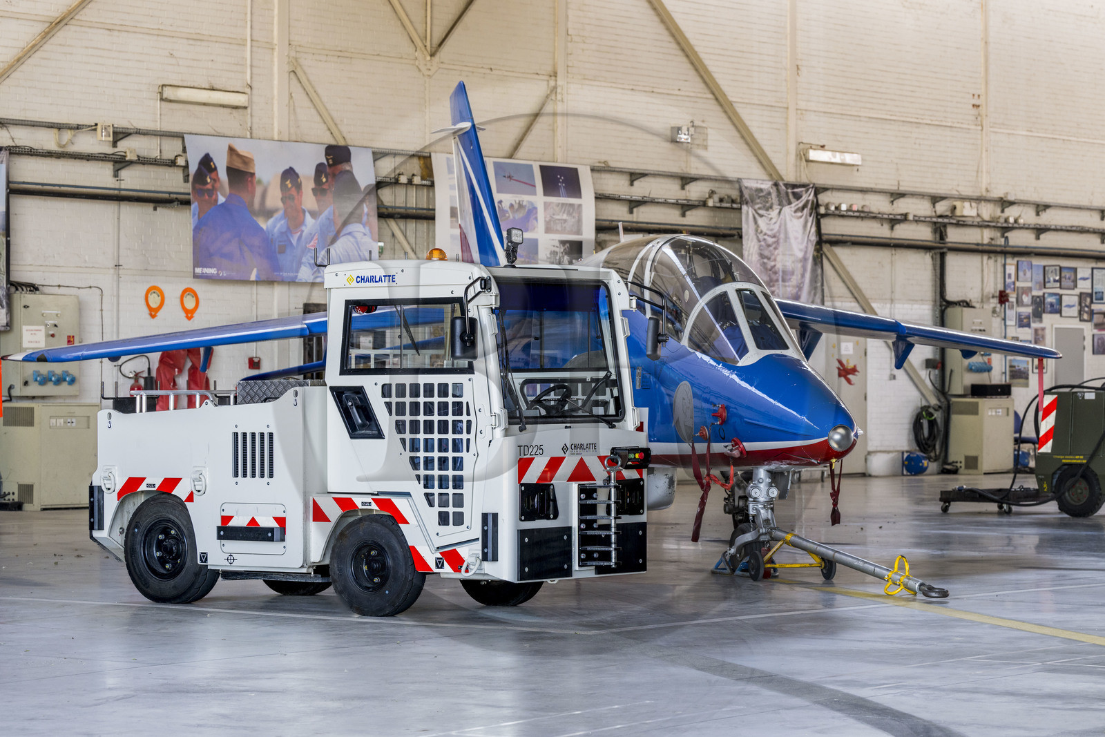 France, Bouches-du-Rhône (13), Salon-de-Provence, base aerienne 701, base de la Patrouille de France (PAF pour Patrouille acrobatique de France) de l'Armée de l'air et de l'espace française, un avion Alphajet dans le hangar