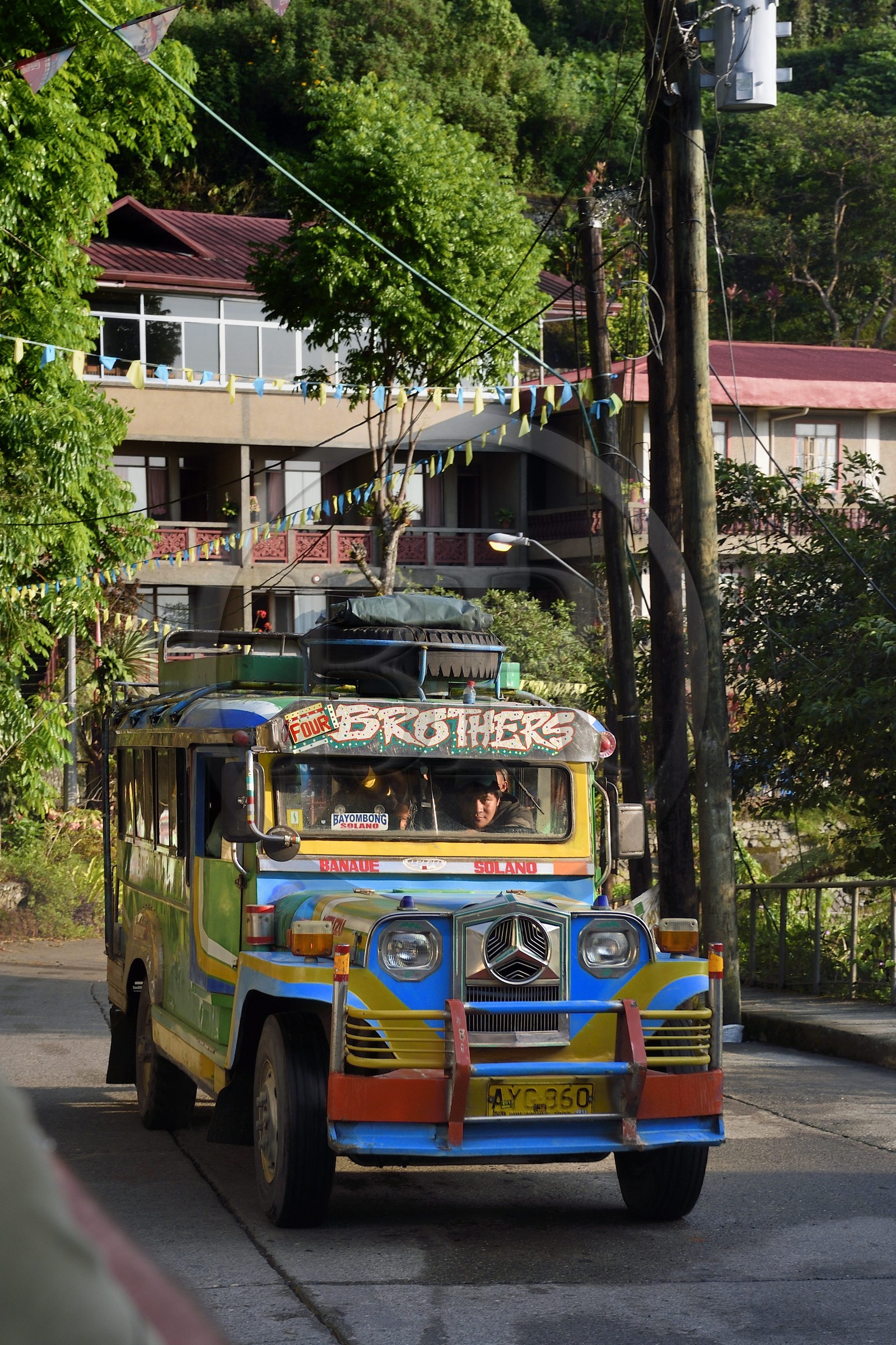 Philippines, province d'Ifugao, ville de Banaue, jeepney (jeep allongée pour le transport de passagers)