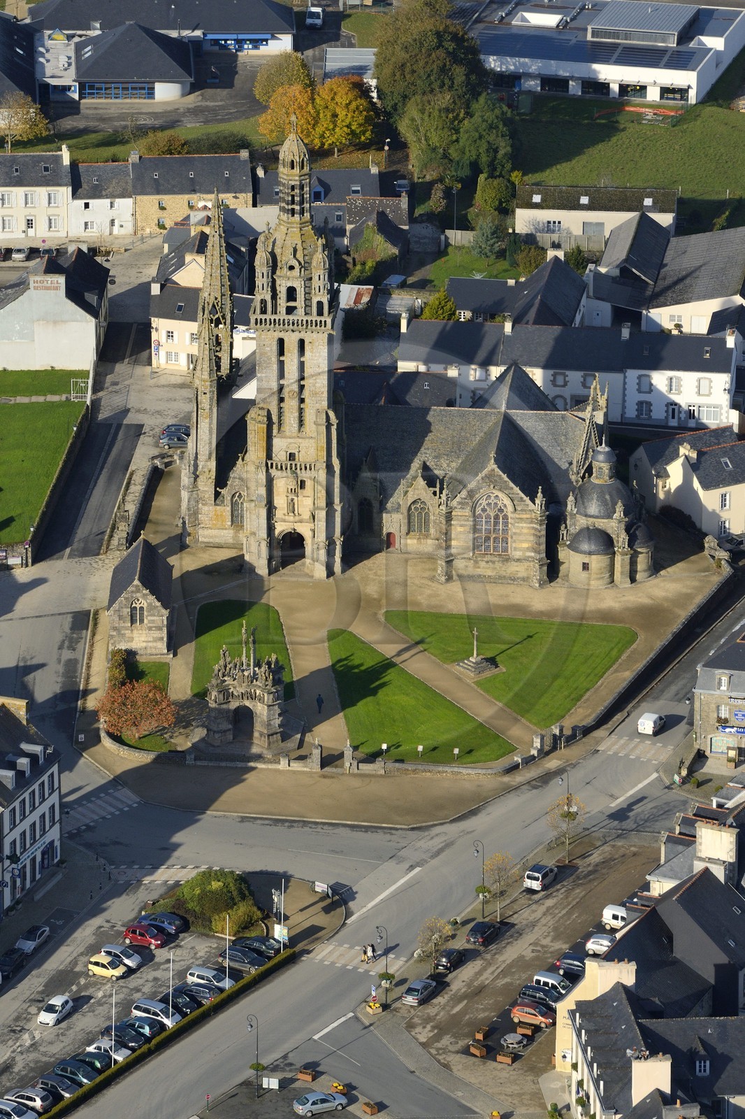 France, Finistère (29), Pleyben, l'église et le calvaire dans l'enclos paroissial (vue aérienne)