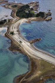 France, Côtes-d'Armor (22), Côte d'Ajoncs, Penvénan, Ile Illiec ou Ziliec, cordon de galets privé qui la relie aux îles Baëllanec et l'île Ozac'h, l'Ile fut la propriété de l'aviateur Charles Lindberg de 1934 à 1970 puis a été rachetée par la famille Heidsieck (vue aérienne)