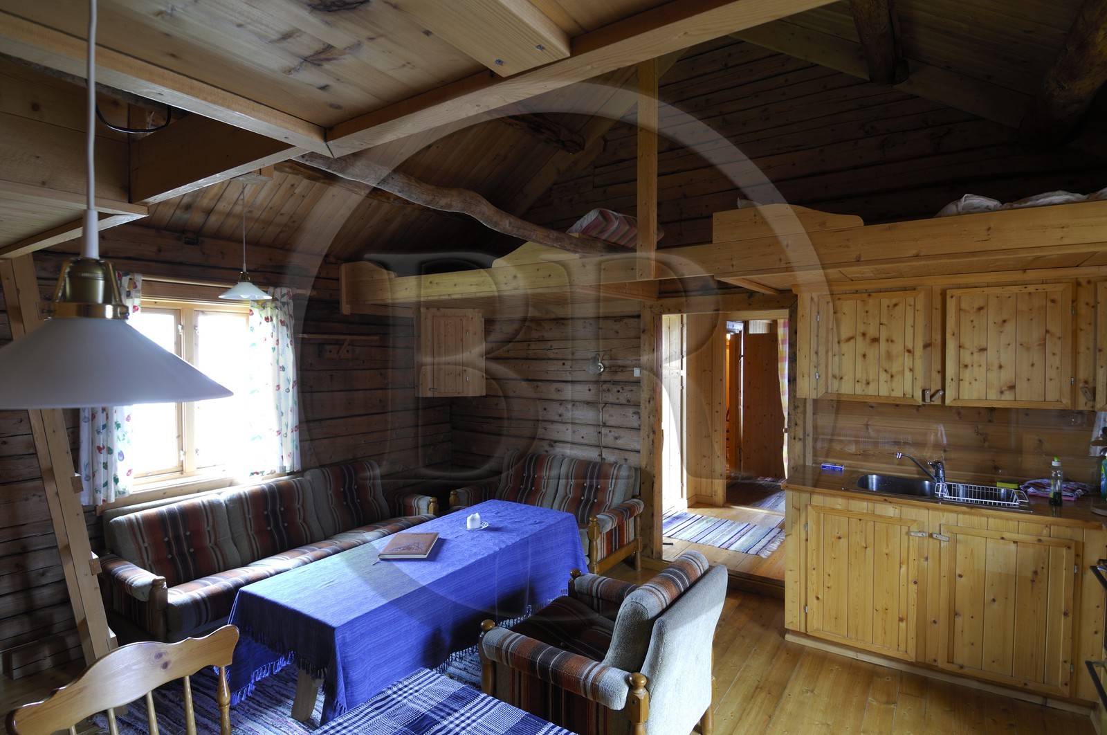 Norvège, Nordland, Iles Lofoten, Ile de Moskenes, village de Reine, intérieur d’une maison de pêcheurs (Rorbuer) aménagé en maison d’hôtes