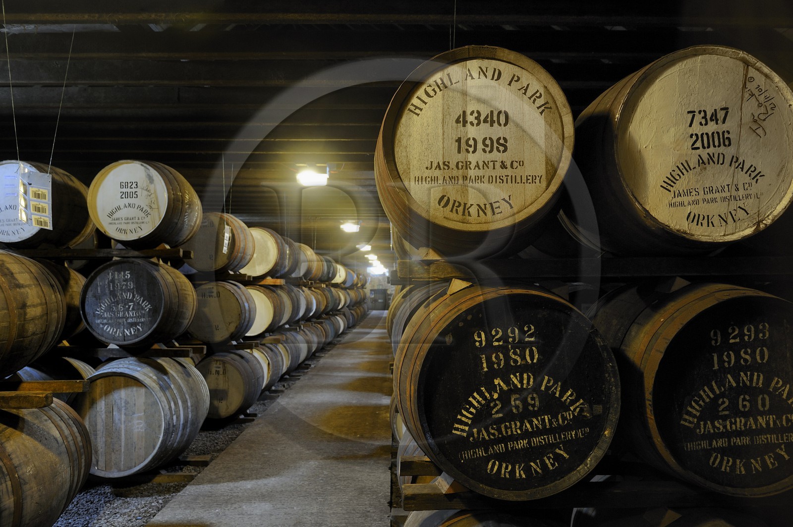 Royaume-Uni, Ecosse, Iles Orcades, Kirkwall, distillerie de whisky Highland Park, stockage pour faire vieillir le whisky