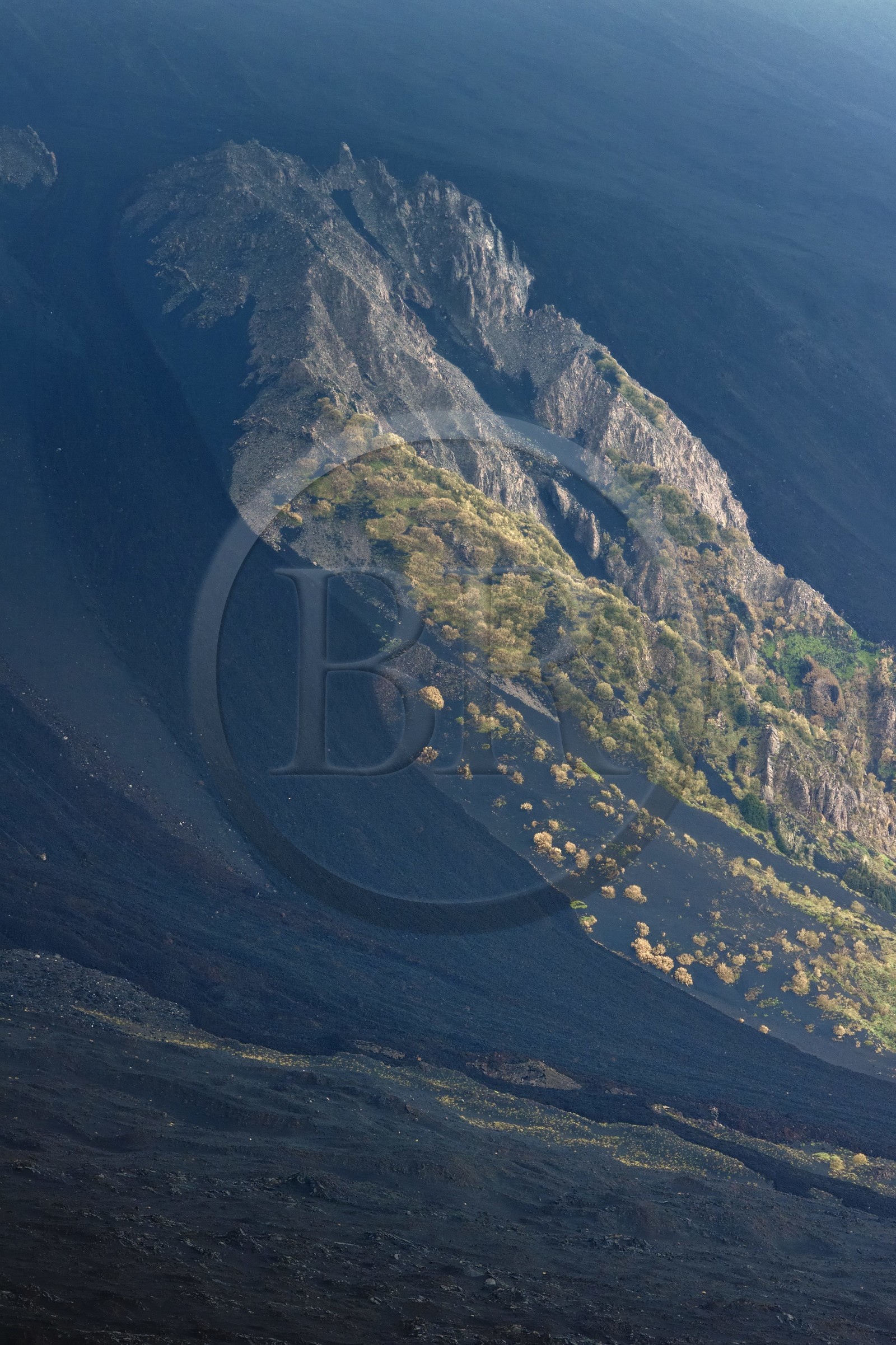 Italie, Sicile, Parc naturel régional de l’Etna, le Mont Etna, classé Patrimoine Mondial de l'UNESCO, Valle del Bove qui correspond à un effondrement d’une des parois de l’Etna créant un champ de roches volcaniques de 7 km par 6 km