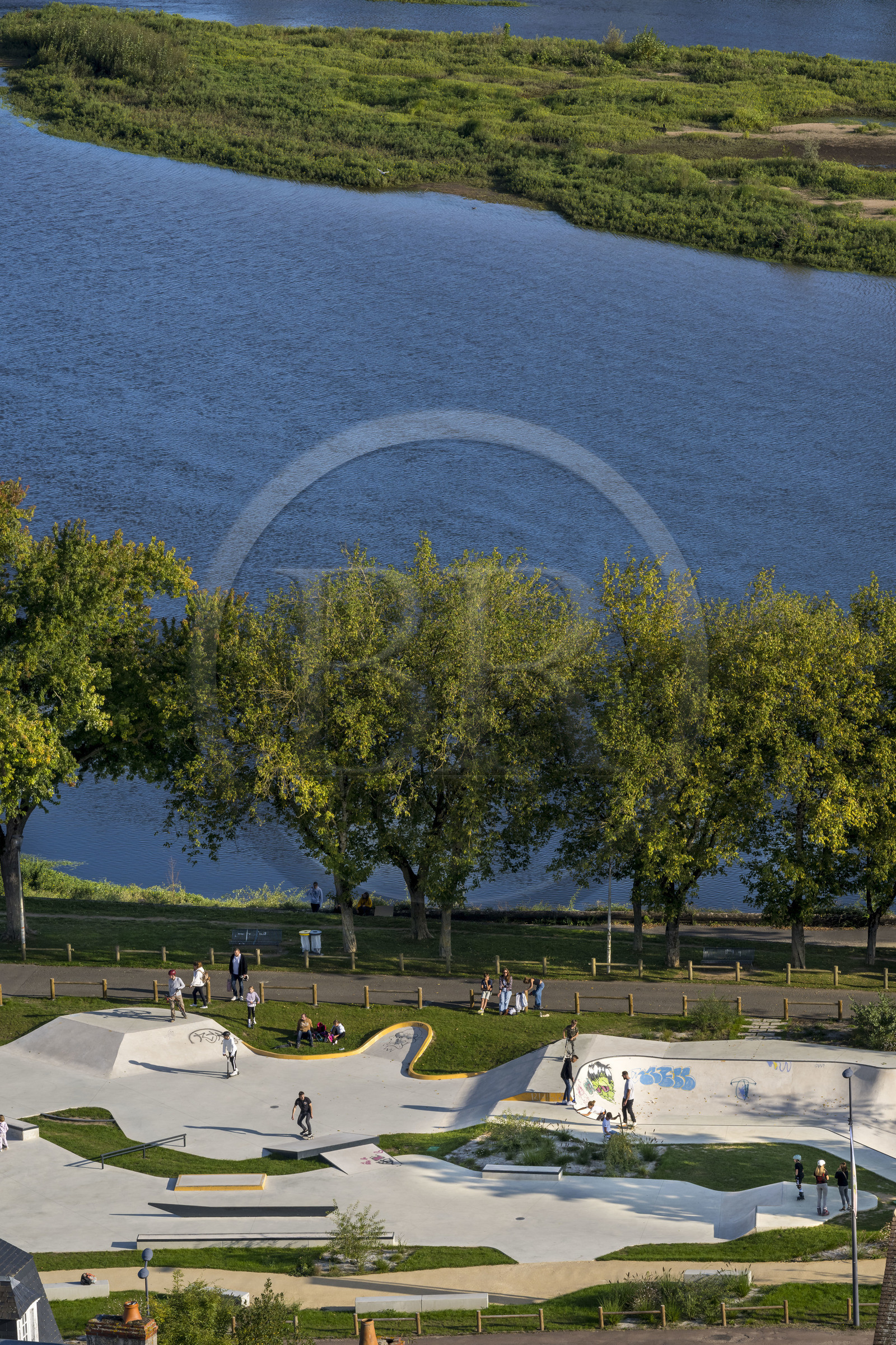 France, Nièvre (58), Nevers, le skatepark en bordure de Loire
