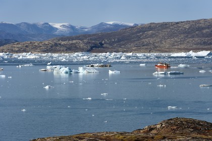 Groenland, cote ouest, baie de Disko, bateau de touristes explorant la baie de Quervain