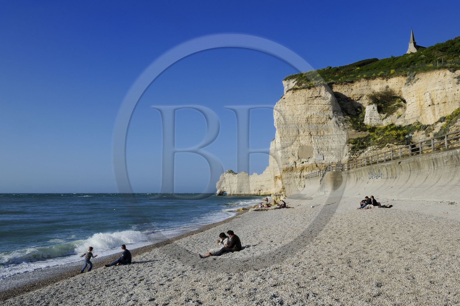 France, Seine-Maritime (76), Pays de Caux, Côte d'Albâtre, Etretat, la falaise d'Aval et l'église Notre-Dame-de-la-Garde