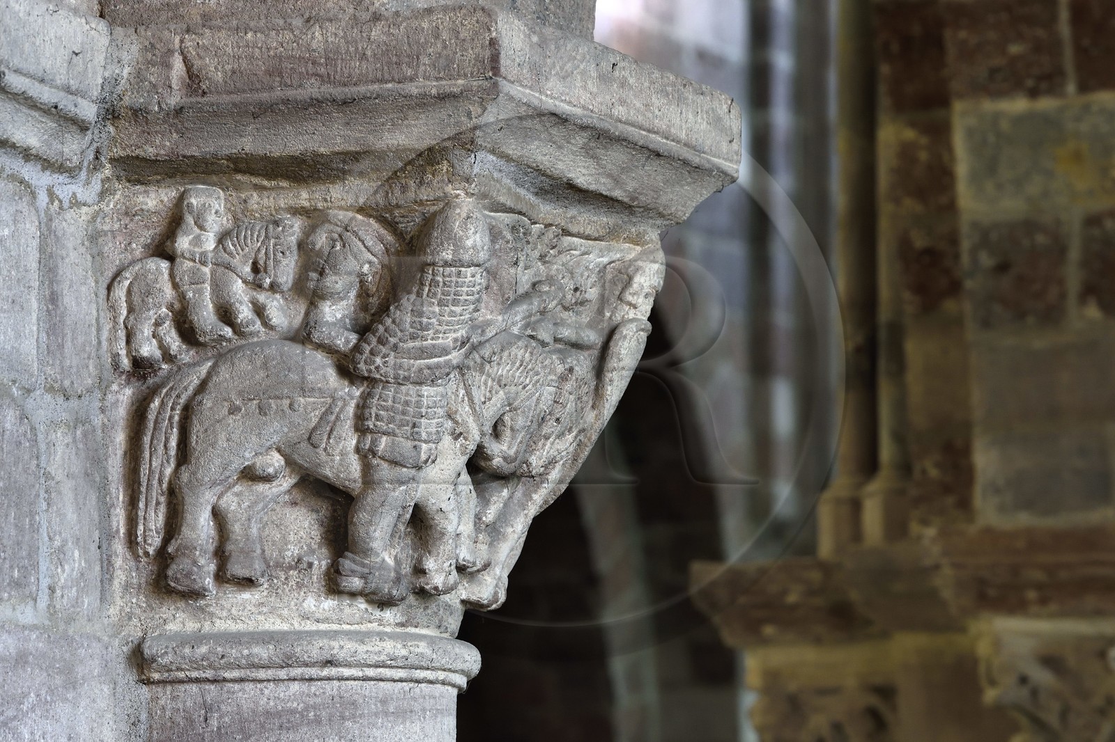 France, Haute-Loire (43), Brioude, la Basilique Saint-Julien de Brioude de style roman auvergnat, chapiteaux sculptés ornés de motifs, combat entre un chevalier chrétien et un chevalier sarrasin qui pourrait faire référence aux Croisades