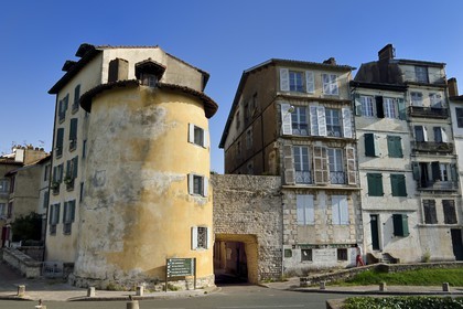 France, Pyrénées-Atlantiques (64), Pays-Basque, Bayonne, la tour vieille-Boucherie boulevard du Rempart Lachepaillet