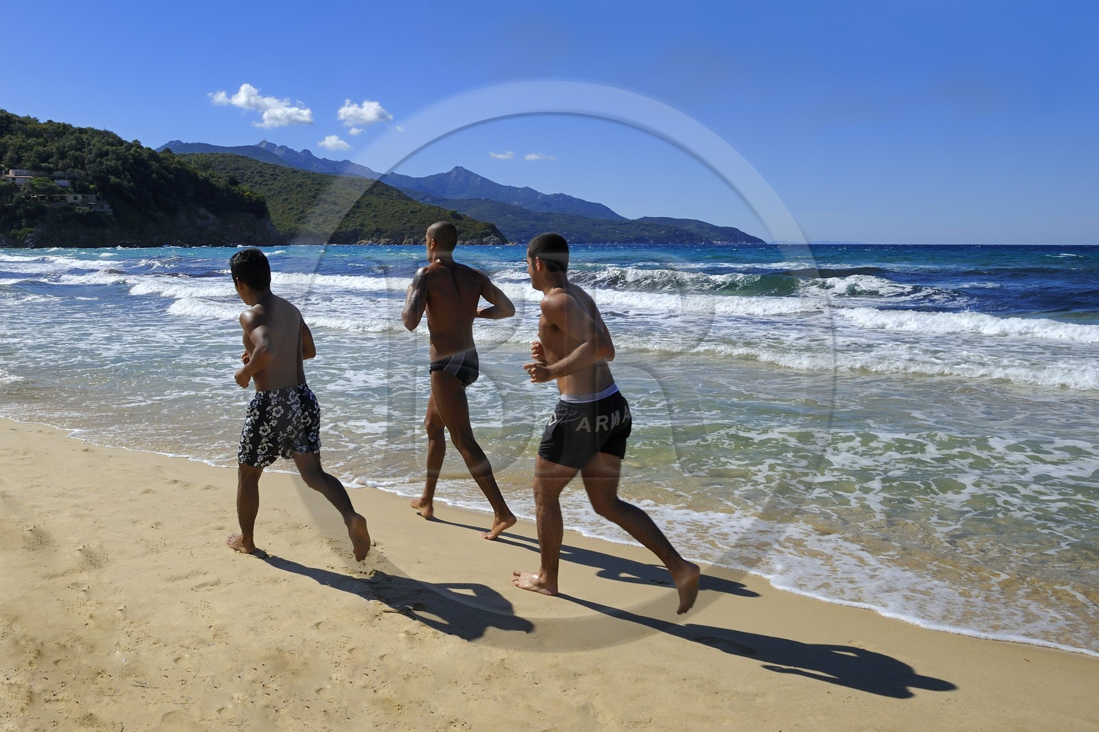 Italie, Toscane, l’Ile d’Elbe, joggeur sur la plage de Biodola sur la cote Nord