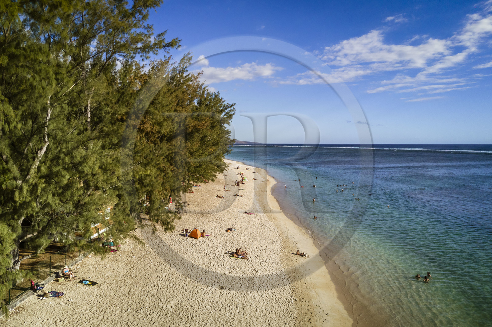 France, île de la Réunion, la Cote Ouest, plage du lagon de Saint-Gilles-Les-Bains à l'Ermitage-les-Bains, bordée par des filaos (vue aérienne)