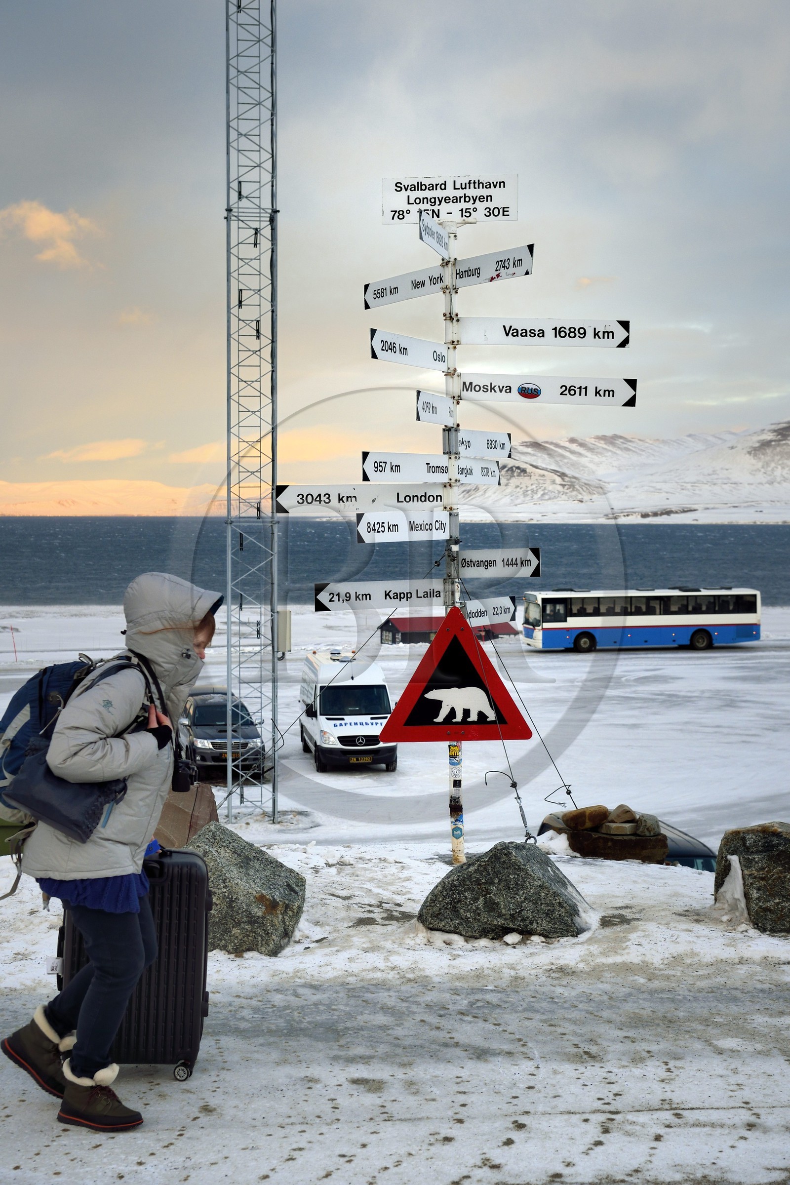 Norvège, Svalbard, Spitzberg, Longyearbyen, panneaux de direction devant l'aéroport de Longyearbyen et panneau de signalisation de danger potentiel de présence d'ours blanc