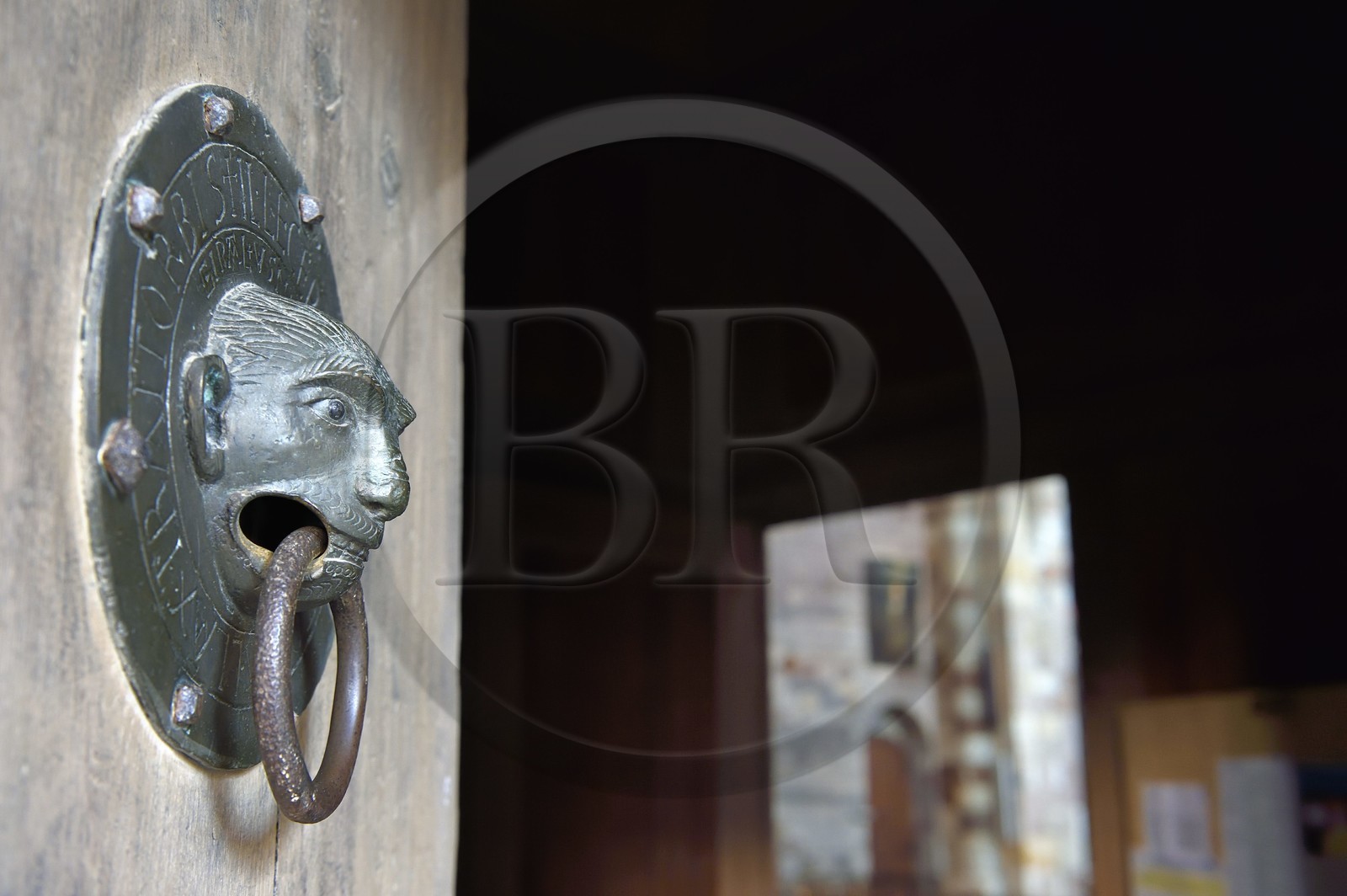 France, Haute-Loire (43), Brioude, la Basilique Saint-Julien de Brioude de style roman auvergnat, heurtoir du XIIe siècle en bronze de la porte sud qui représente un faciès de singe malicieu