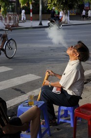 Vietnam, Hanoi, tabac smoker in a waterpipe called bang