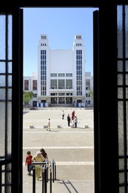 France, Rhône (69), Villeurbanne, ensemble architectural des gratte-ciel construit de 1927 à 1934, l’ancien Palais du Travail aujourd’hui occupé par le TNP sur la place Lazare Goujon