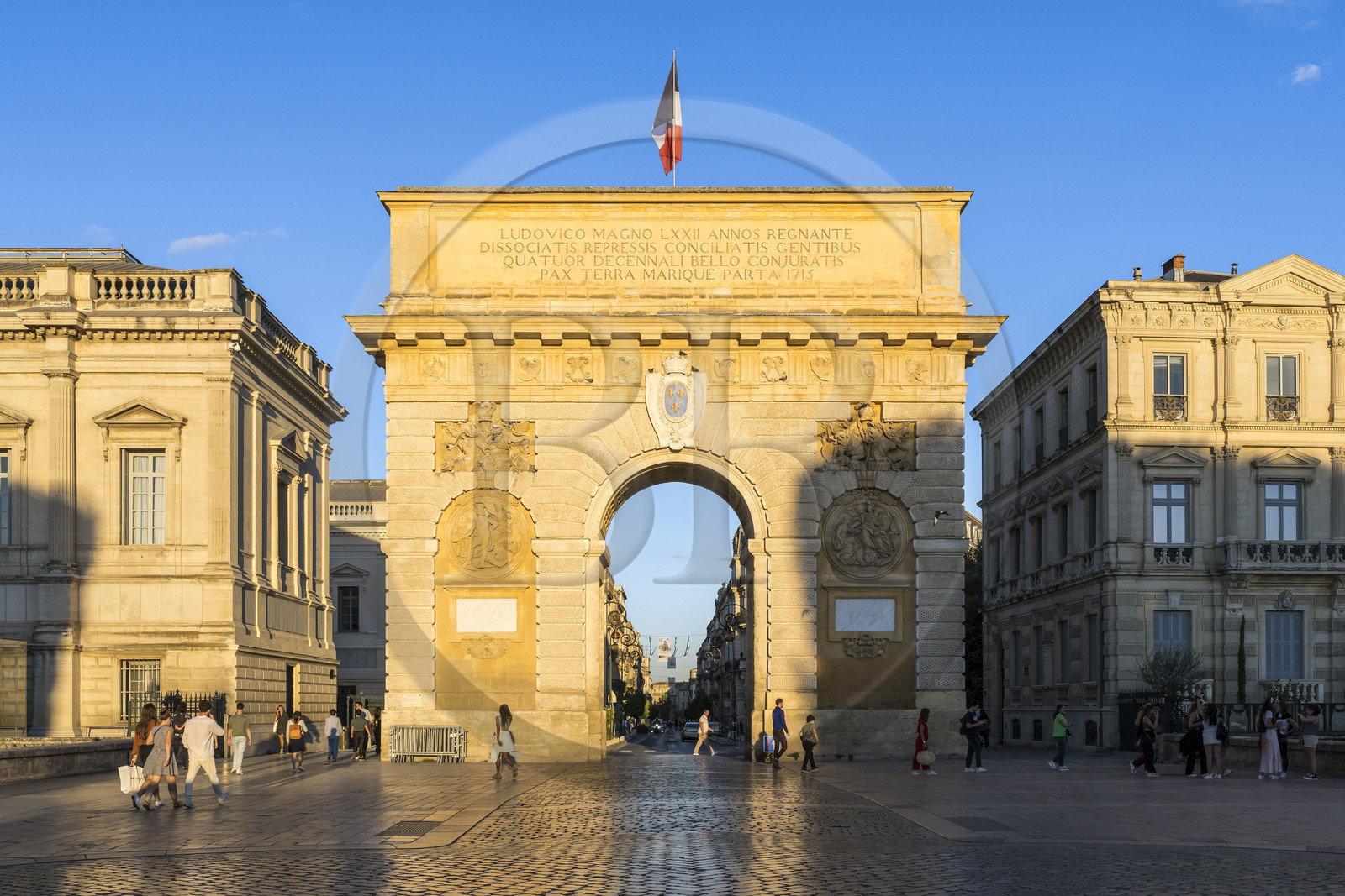 France, Hérault (34), Montpellier, centre historique appelé l’Ecusson, l'Arc de Triomphe (XVIIème siecle) et la rue Foch
