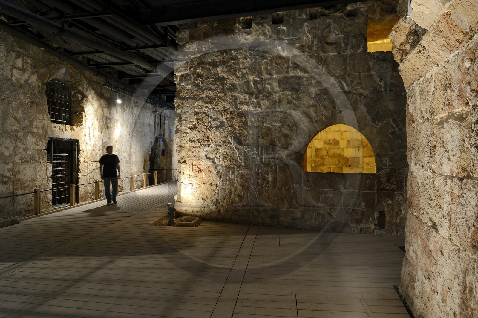 Israel, district Nord, Galilée, Acre (Akko), vieille ville, classée Patrimoine Mondial de l'UNESCO, la ville souterraine des croisés en bordure de la citadelle des Hospitaliers, la rue méridionale avec les entrées de magasins et de maisons
